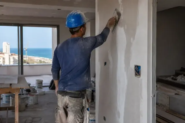 קבלן שיפוצים באשקלון — מפרט, לו״ז ומסירה